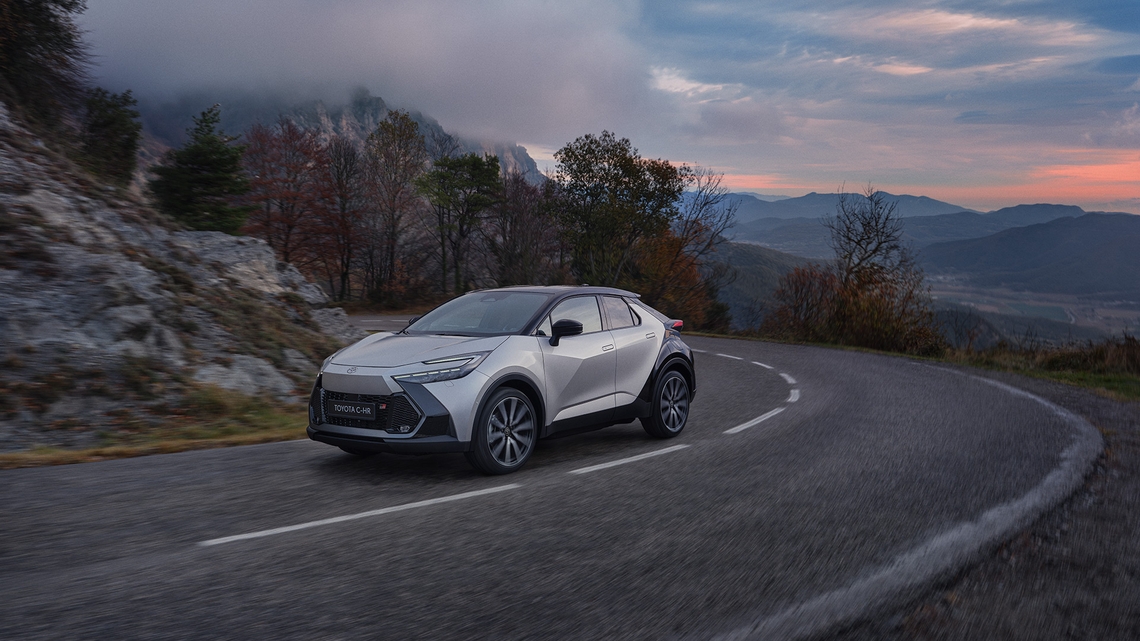 Toyota-C-HR-exterieur-driekwart-rechts-voor-rijdend